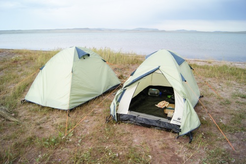 Белё, палатки и озеро.