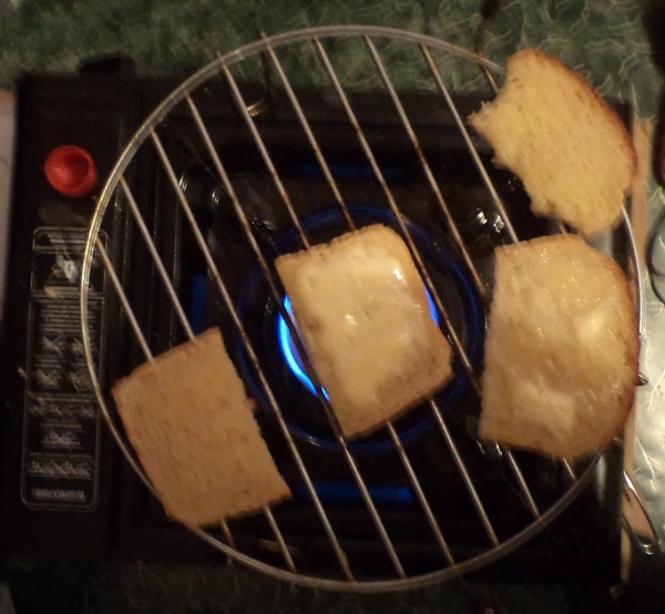 Поджаривающиеся тосты.