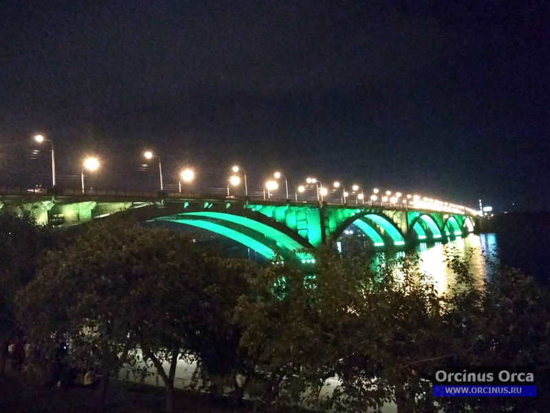 Коммунальный мост со включенной подсветкой.